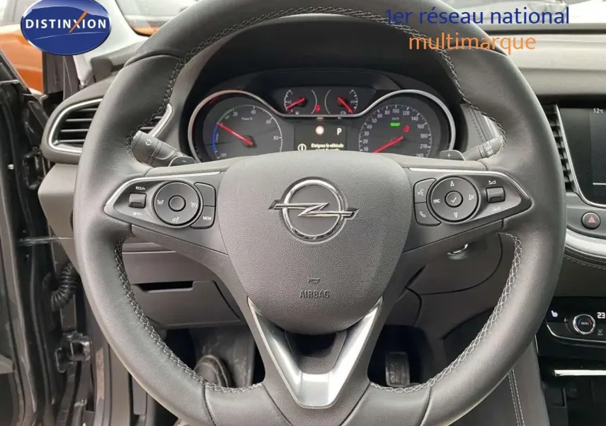 Vue rapprochée du volant en cuir noir de l'Opel Grandland X 1.6 Hybrid Turbo 2021 avec tableau de bord visible.