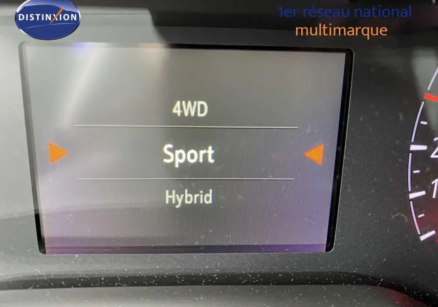 Écran du tableau de bord d'un Opel Grandland X 2021 affichant le mode de conduite Sport en hybride.