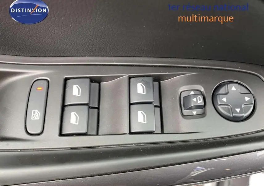 Gros plan sur les commandes des vitres et rétroviseurs côté conducteur de l’Opel Grandland X Pierre de Lune Métal.