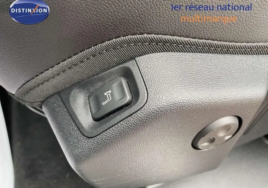 Bouton de réglage électrique de siège en gros plan sur la partie latérale d’un Opel Grandland X 2021 couleur pierre de lune métal.