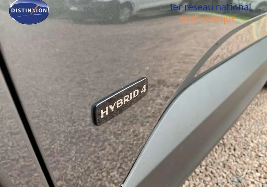 Gros plan sur l’inscription Hybrid 4 sur le côté gauche d’un Opel Grandland X Pierre de Lune métallisé.