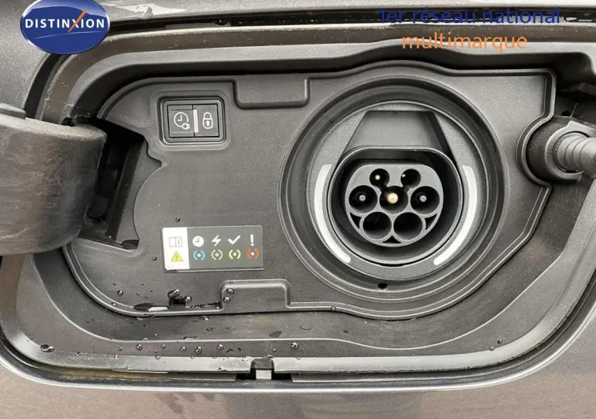 Prise de recharge hybride de l’Opel Grandland X 1.6 Hybrid Turbo 300 AT8 Ultimate, vue rapprochée côté gauche.