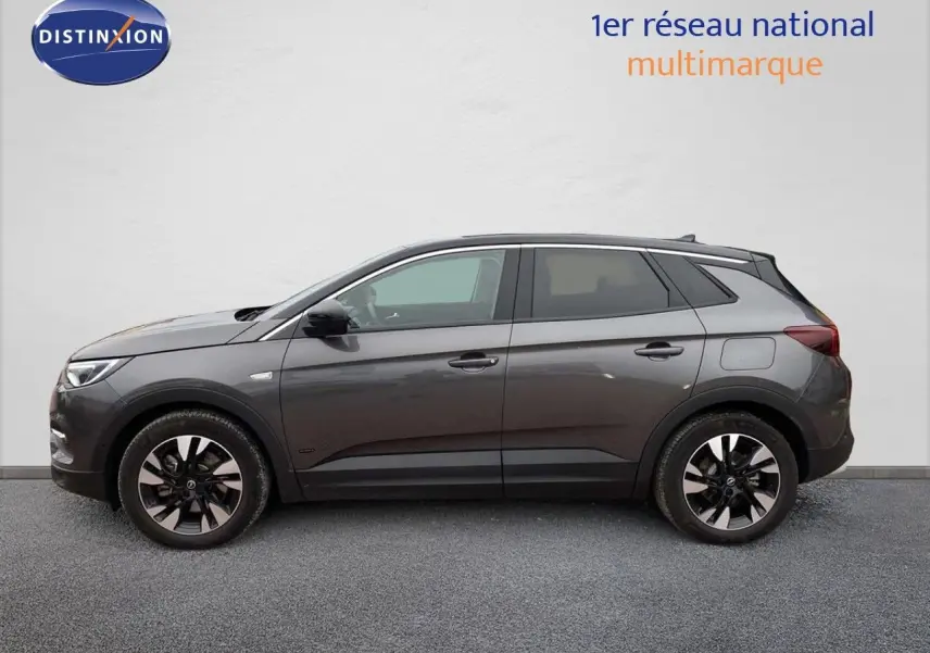 Opel Grandland X 1.6 Hybrid Turbo 2021 en pierre de lune métal, vue profil côté gauche sur fond neutre.