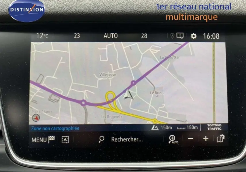 Écran tactile de navigation de l’Opel Grandland X 1.6 Hybrid Turbo 300 AT8 Ultimate, vue intérieure centrée.