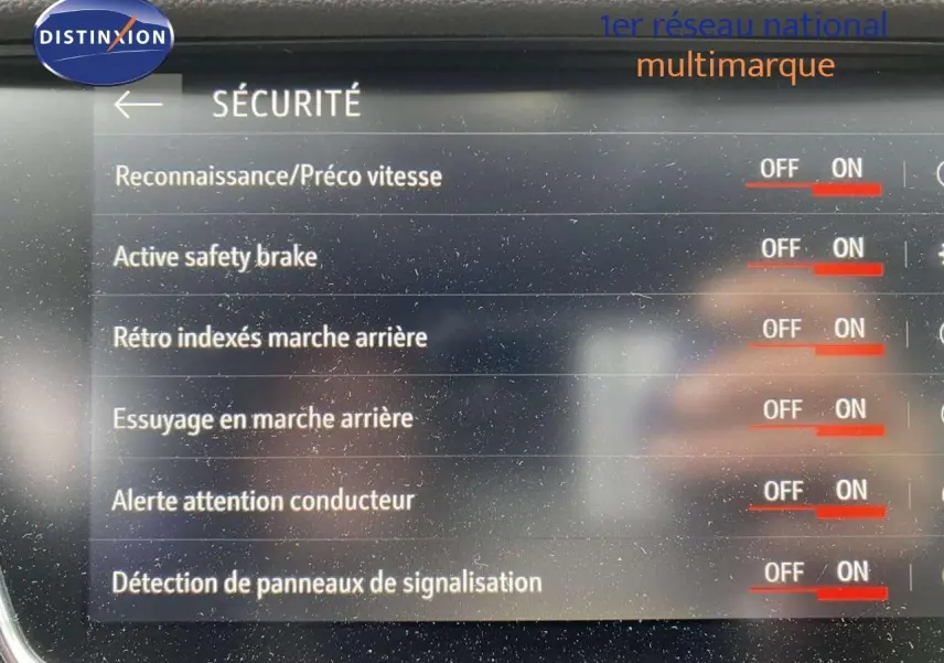 Écran de réglages sécurité du tableau de bord de l’Opel Grandland X 1.6 Hybrid Turbo 2021, interface en français.