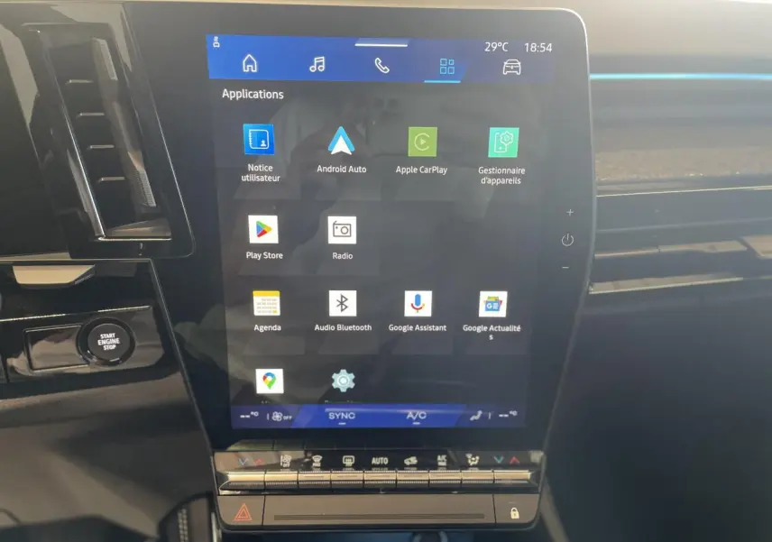 Écran tactile central vertical affichant les applications Android Auto et Apple CarPlay dans l’habitacle d’une Renault Rafale.