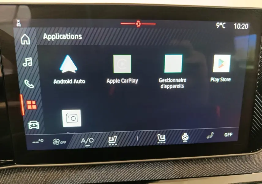 Écran tactile central de la Renault R5 Techno blanc 2025 affichant les applications Android Auto et Apple CarPlay.