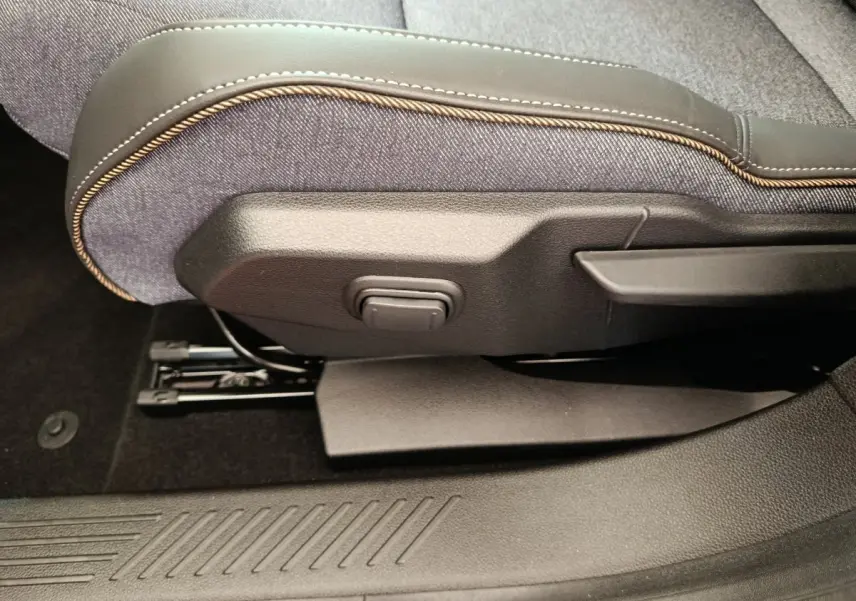 Détail du côté gauche de l'assise avant en tissu bleu avec surpiqûres contrastantes sur Renault R5 Techno 2025.