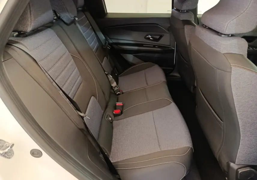 Vue latérale intérieure des sièges arrière gris et noirs de la Renault R5 Techno 150 ch 2025, avec ceinture de sécurité visible.