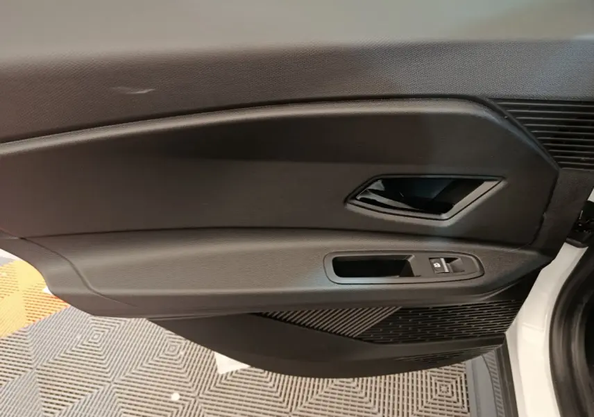 Vue intérieure du panneau de porte avant droite noire d'une Renault R5 Techno 150 ch électrique blanche 2025.