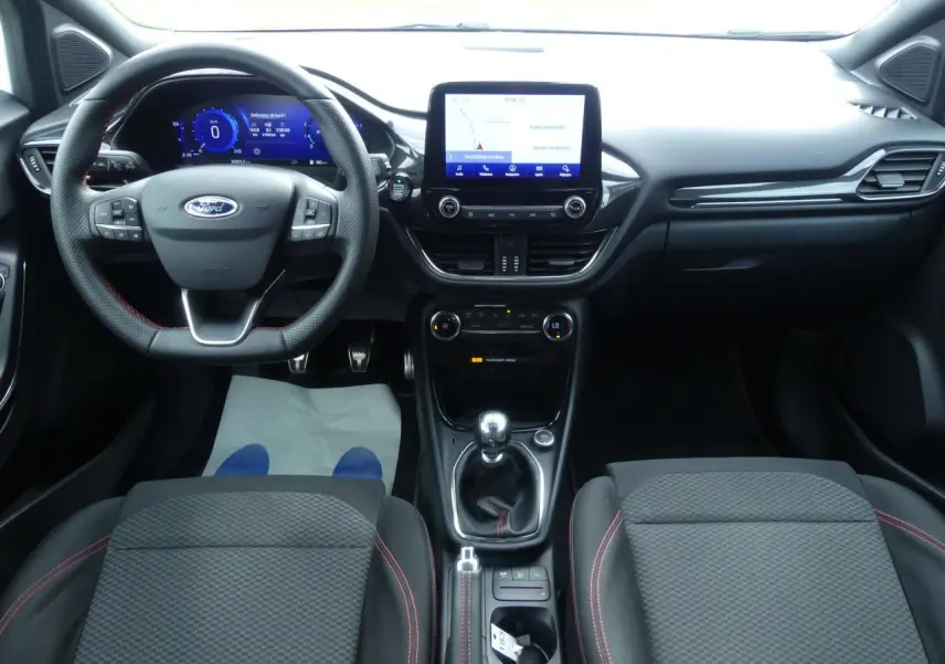 Vue intérieure avant du Ford Puma ST Line 2020, montrant le volant à méplat, écran tactile et levier de vitesses manuel.