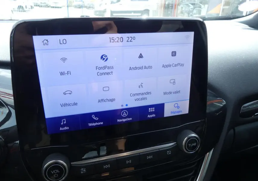 Écran tactile central du Ford Puma 1.0 EcoBoost blanc, affichant les options FordPass, Android Auto et Apple CarPlay.