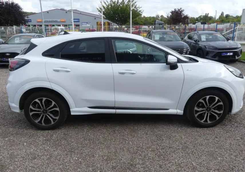 Ford Puma blanc en vue de profil côté gauche, avec vitres arrière surteintées et jantes alliage noires.