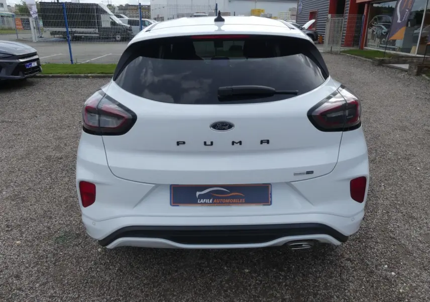 Vue arrière d'une Ford Puma blanche avec vitres arrière surteintées et logo Puma bien visible.