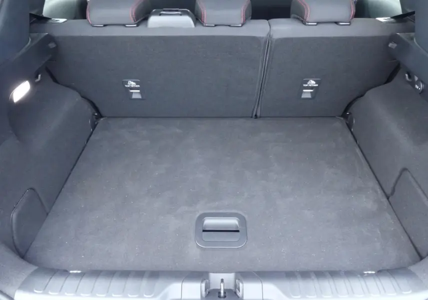 Coffre spacieux noir du Ford Puma blanc 2020, vue intérieure arrière avec banquette rabattue et fixations Isofix visibles.