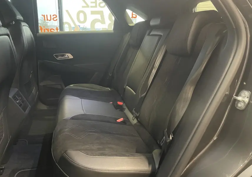 Vue intérieure côté droit des sièges arrière en Alcantara noir profond du DS7 Crossback gris titanium avec ceintures et accoudoir central.