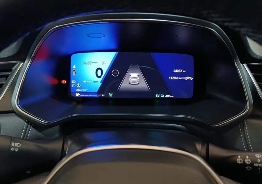Vue rapprochée du combiné d’instruments numérique bleu de la Renault Symbioz 2025, affichant la vitesse et l’assistance à la conduite.