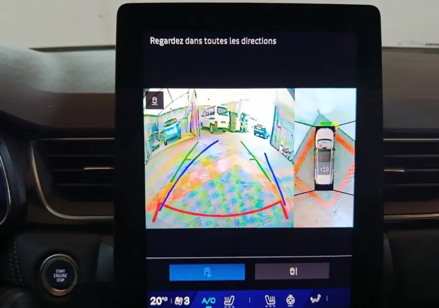 Écran tactile central affichant la caméra 360° d'aide au stationnement d'une Renault Symbioz bleu, vue intérieure.