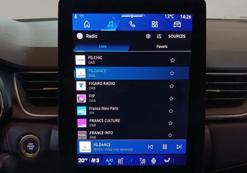 Gros plan sur l’écran tactile central du tableau de bord du Renault Symbioz bleu, affichant la liste des radios numériques.