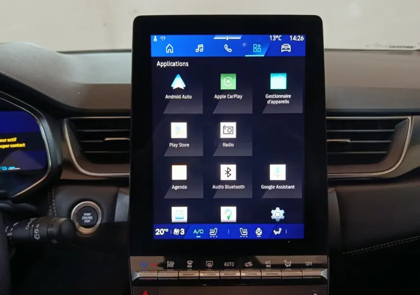 Vue intérieure centrée sur l'écran tactile vertical du tableau de bord de la Renault Symbioz bleu, affichant les applications connectées.