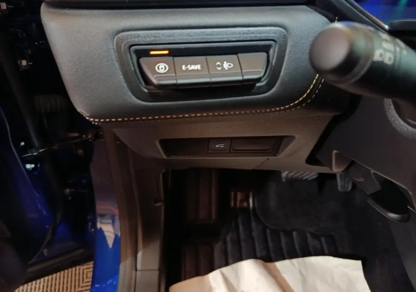 Vue intérieure côté conducteur du Renault Symbioz bleu, avec commandes électroniques sous le tableau de bord.