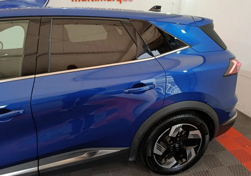 Vue latérale droite du Renault SYMBIOZ bleu 2025, mettant en valeur la porte arrière et la roue arrière au design moderne.