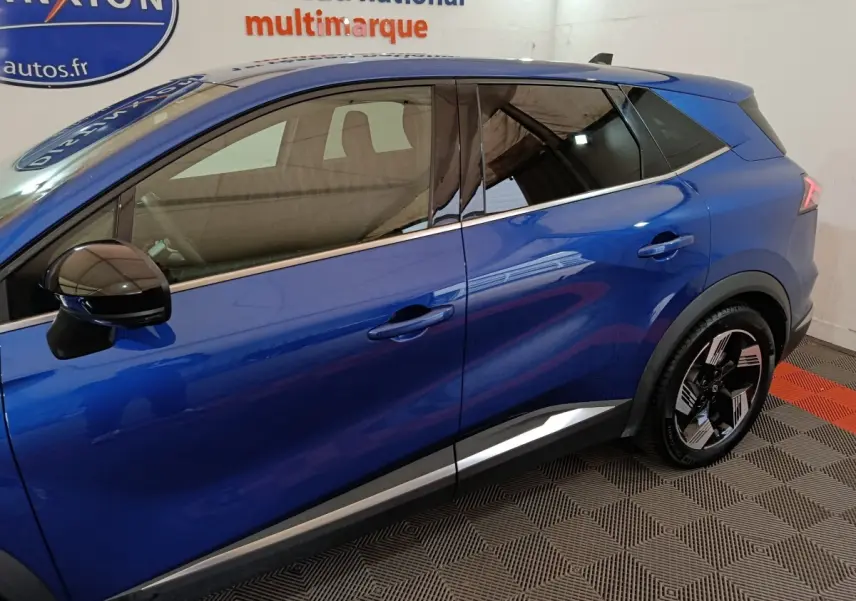 Vue latérale droite du Renault SYMBIOZ bleu 2025 avec jantes noires et détails chromés sous les portes.