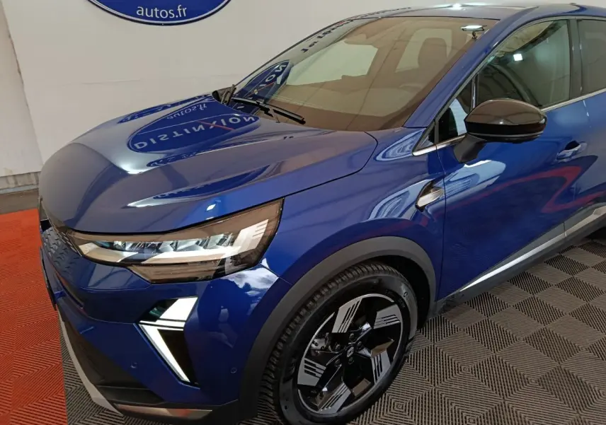 Vue 3/4 avant droit de la Renault SYMBIOZ bleu avec phares LED et jantes au design futuriste.