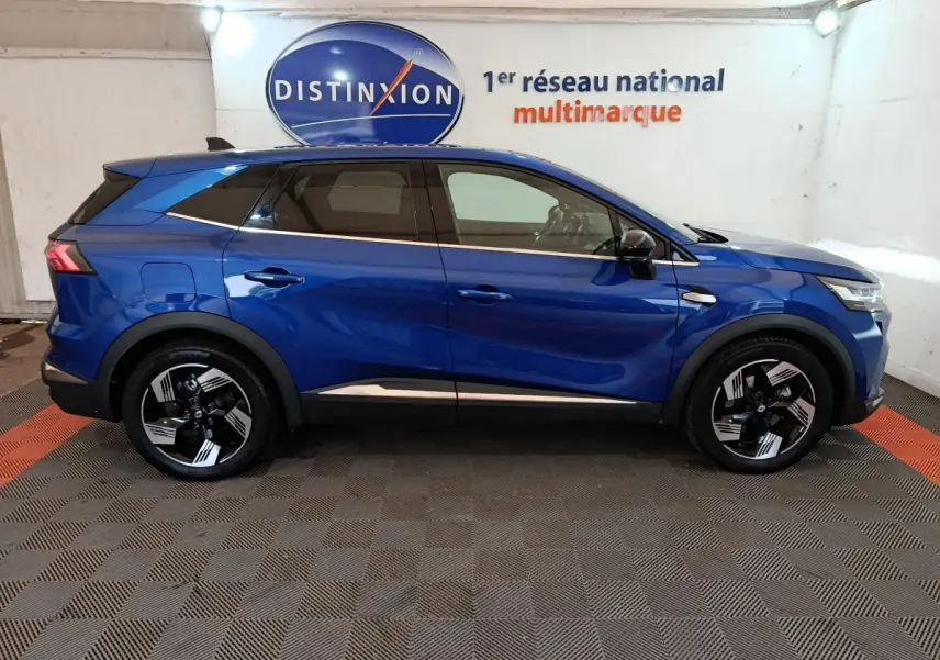 Vue de profil côté gauche du Renault Symbioz bleu 2025 avec jantes modernes et toit noir contrastant.