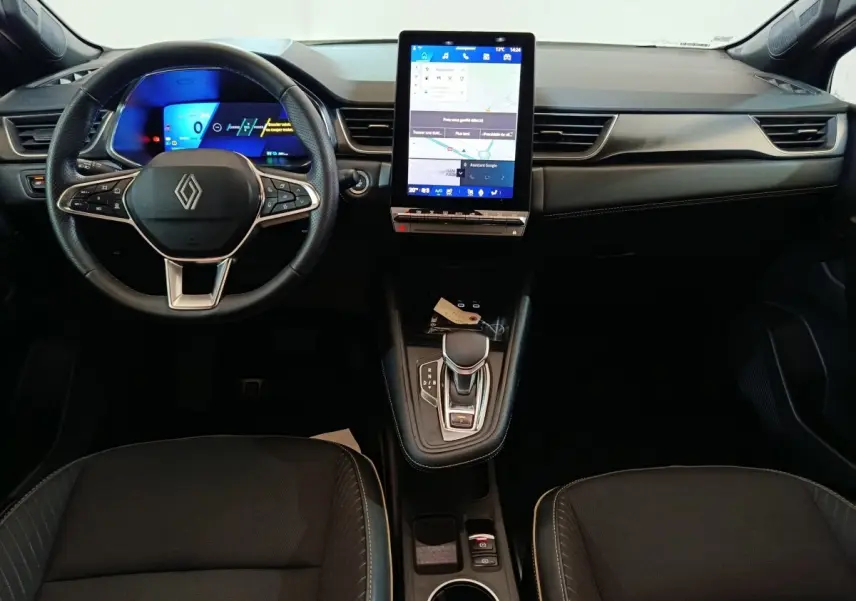 Vue intérieure avant du tableau de bord noir de la Renault Symbioz 2025 avec écran tactile central vertical et volant multifonction.