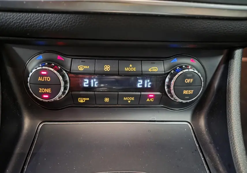 Panneau de commande de la climatisation automatique bi-zone du Mercedes GLA 220 d blanc, vue rapprochée intérieure.