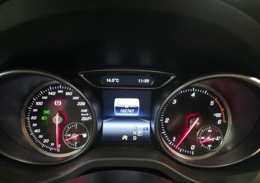 Vue rapprochée du tableau de bord du Mercedes GLA 220 d 2017, affichant le compteur et l'odomètre numérique.