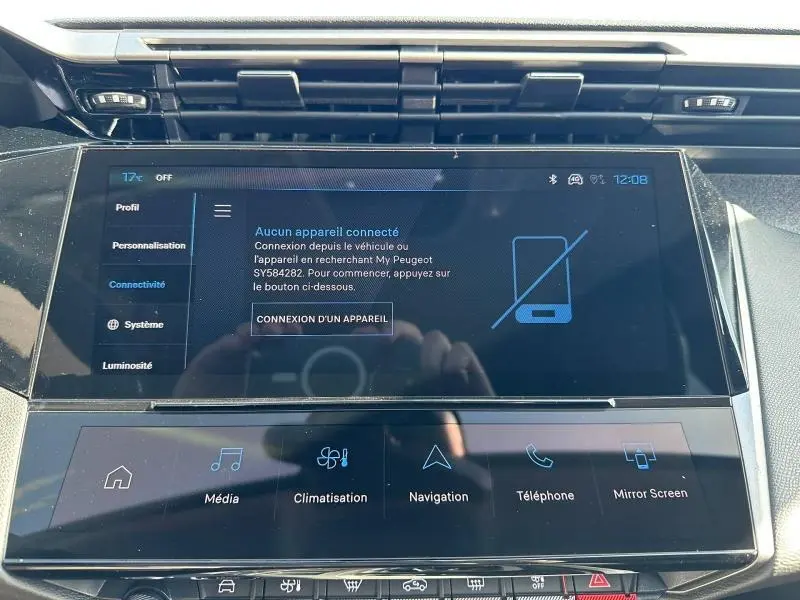 Écran tactile central du tableau de bord de la Peugeot 308 2025, affichant le menu de connectivité.