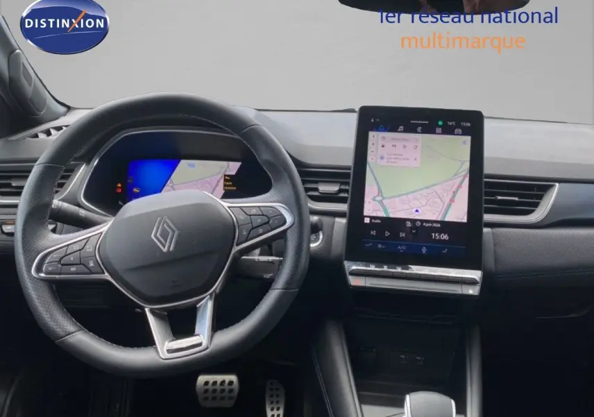 Vue intérieure frontale du tableau de bord de la Renault Symbioz E-Tech Full Hybrid 2025 avec écran tactile central et volant cuir noir.