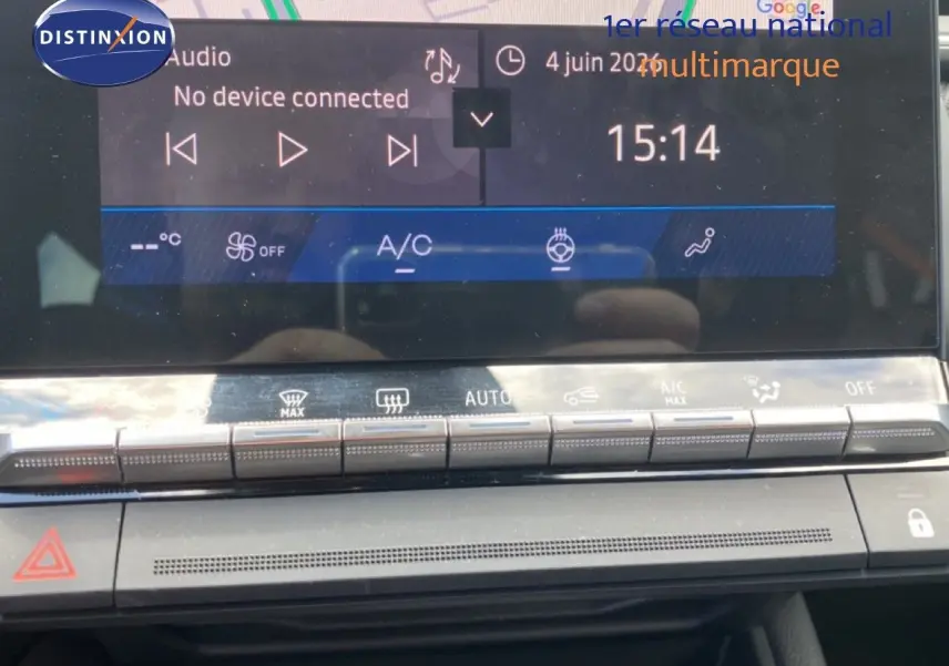 Vue rapprochée de l’écran tactile et des commandes de climatisation du Renault Symbioz bleu Iron Metal, version hybride 2025.