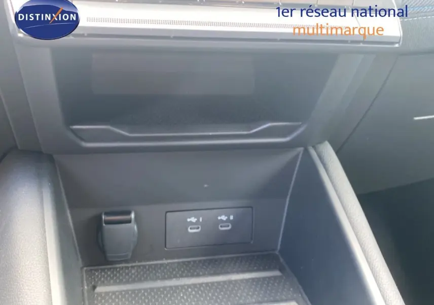 Gros plan sur la console centrale du Renault Symbioz 2025, montrant deux ports USB-C et une prise 12V, intérieur noir.