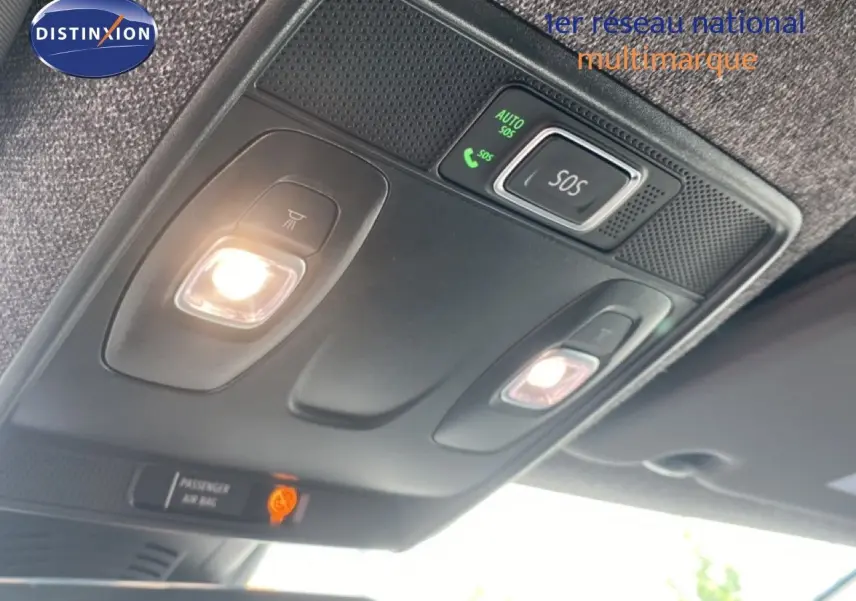 Plafonnier intérieur avec éclairage et bouton SOS du Renault Symbioz E-Tech Full Hybrid bleu, vue en léger contre-plongée.
