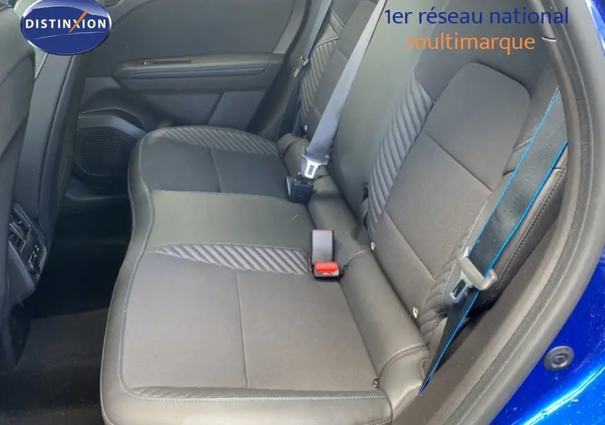 Vue intérieure côté droit sur la banquette arrière noire avec surpiqûres bleues du Renault Symbioz E-Tech Full Hybrid 2025.
