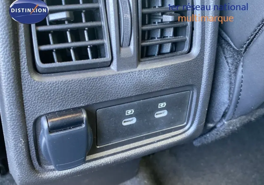 Prise USB double et prise 12V sous les aérateurs arrière dans l’habitacle noir du Renault Symbioz bleu Iron Metal.