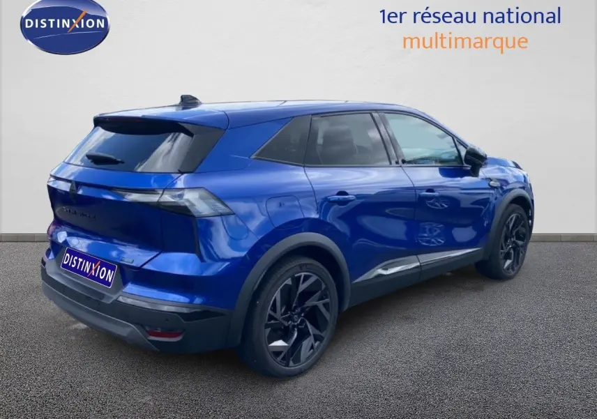 Vue 3/4 arrière droite d’un Renault Symbioz E-Tech Full Hybrid bleu Iron Metal avec jantes noires et vitres teintées.