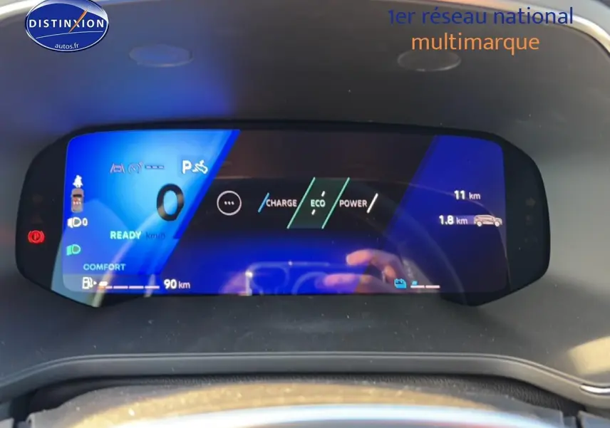 Tableau de bord numérique de Renault Symbioz 1.8 e-tech gris, affichant mode éco et autonomie, vue frontale rapprochée.