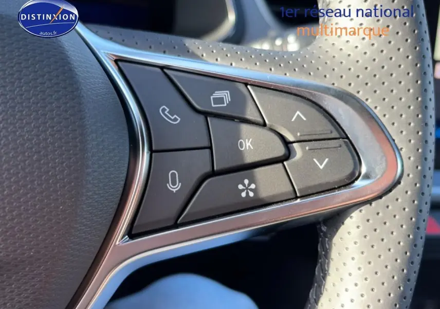 Gros plan sur les commandes multifonctions du volant gris perforé du Renault Symbioz 2026, côté droit.