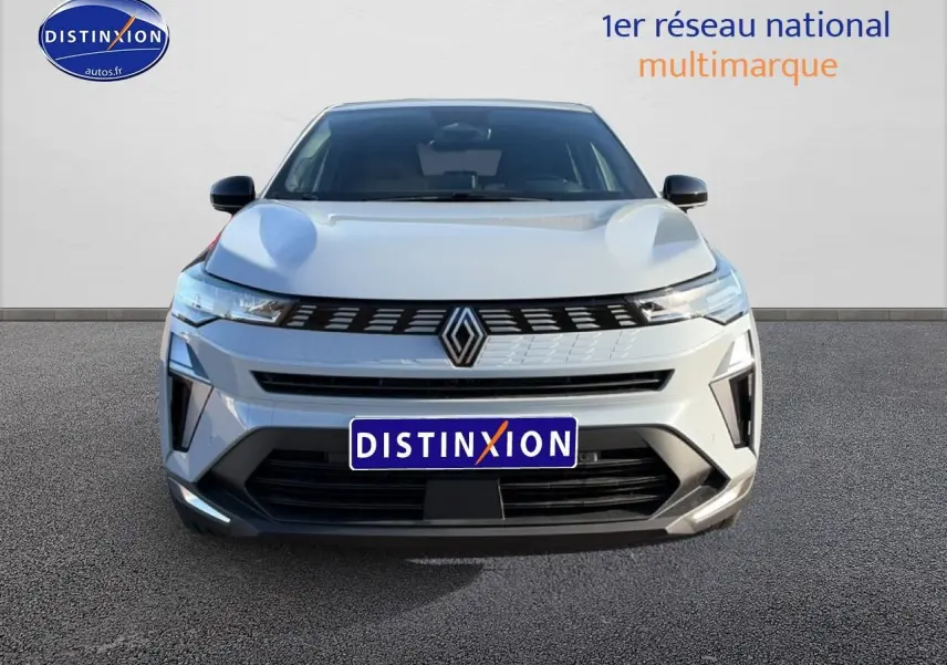 Vue frontale du Renault Symbioz gris rafale avec calandre noire et phares LED fins allumés.