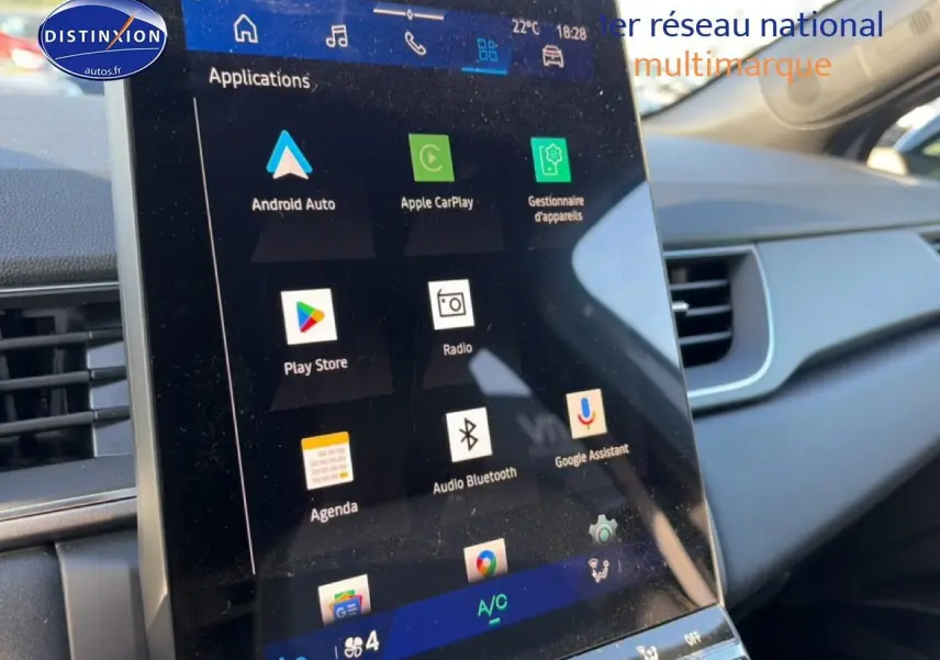Écran tactile 10,25 pouces en planche de bord gris clair du Renault Symbioz 1.8 e-tech hybride, vue intérieure côté passager.