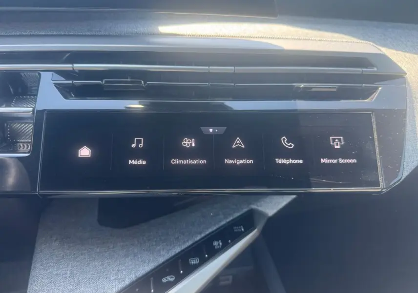 Écran tactile central du tableau de bord du Peugeot 5008 gris 2025, affichant les menus Média, Climatisation, Navigation, Téléphone et Mirror Screen.