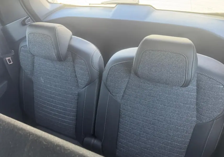 Vue rapprochée des sièges arrière gris en tissu et cuir du Peugeot 5008 Hybrid 2025, version Allure.