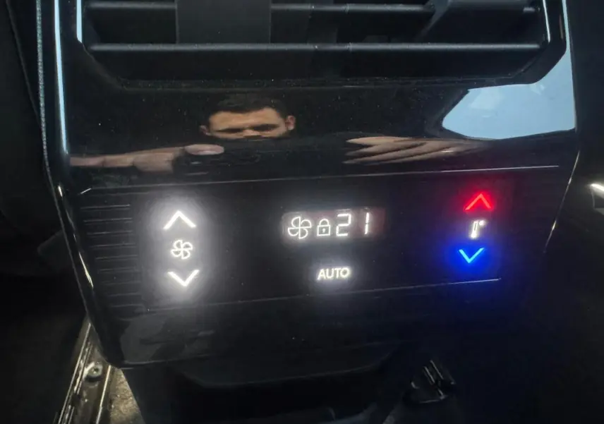 Panneau de commande de la climatisation arrière du Peugeot 5008 Hybrid gris, affichant 21°C en mode automatique.
