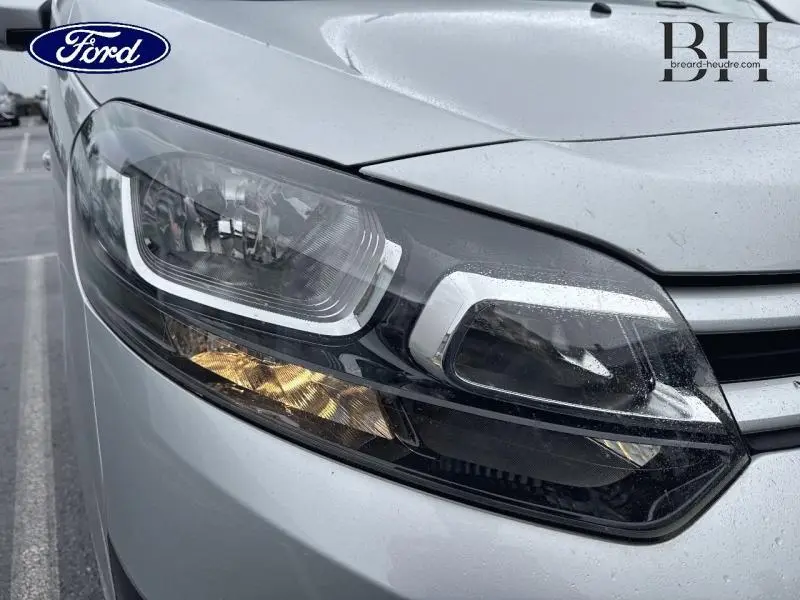 Gros plan sur le phare avant droit gris aluminium d'un Citroën Jumpy 2018 avec détails LED et clignotant allumé.