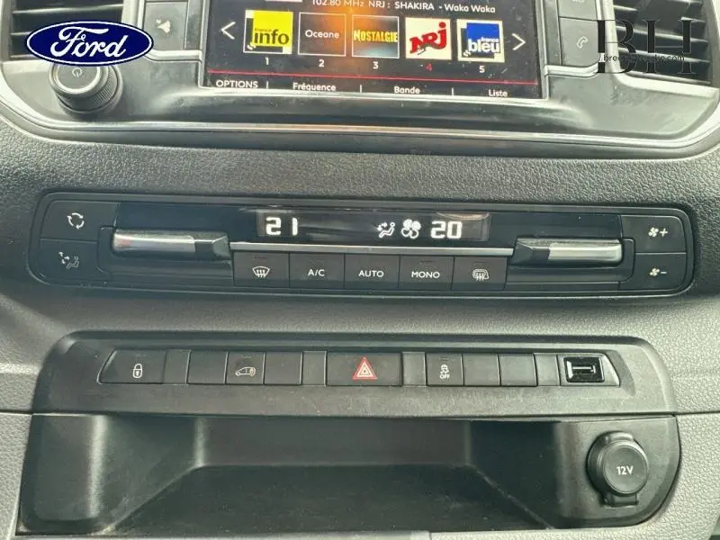 Vue rapprochée du tableau de bord gris aluminium du Citroën Jumpy 2018, avec commandes climatisation et écran tactile.