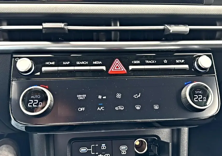 Gros plan sur la console centrale du Hyundai Tucson 2026, montrant les commandes de climatisation et multimédia.
